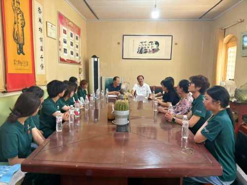 豫北医学院大学生暑期社会实践团到新乡县七里营毛主席视察田开展教学实践活动