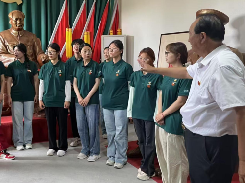 豫北医学院大学生暑期社会实践团到新乡县七里营毛主席视察田开展教学实践活动