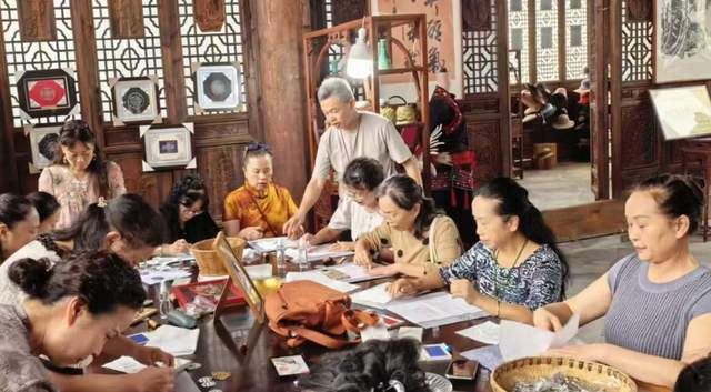 银拓非遗技艺走进都匀 市民体验传统艺术魅力