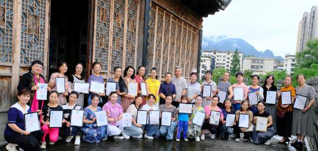 银拓非遗技艺走进都匀 市民体验传统艺术魅力