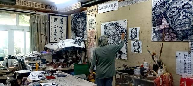 当画笔遇见军功章：一位艺术家与老兵的三十年不解之缘