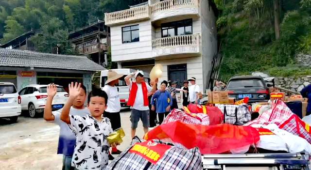 爱心直通车驶向榕江：贵阳人民用行动诠释大爱无疆