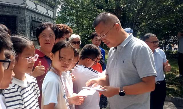 非遗传承新篇章:贵阳学生颖拓展惊艳艺术圈