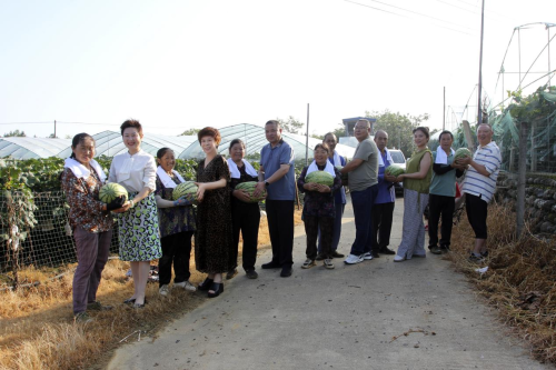 “绵州燕姐”陈燕顶烈日送清凉 葡萄园里传递爱心力量