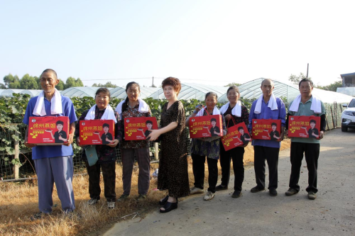 “绵州燕姐”陈燕顶烈日送清凉 葡萄园里传递爱心力量