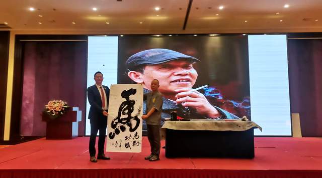 "焰愈"茶几：集实用与美学于一体的冬季家居解决方案