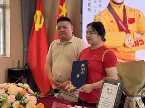 安徽淮北：奥运冠军向艳梅走进校园 点燃青春梦想