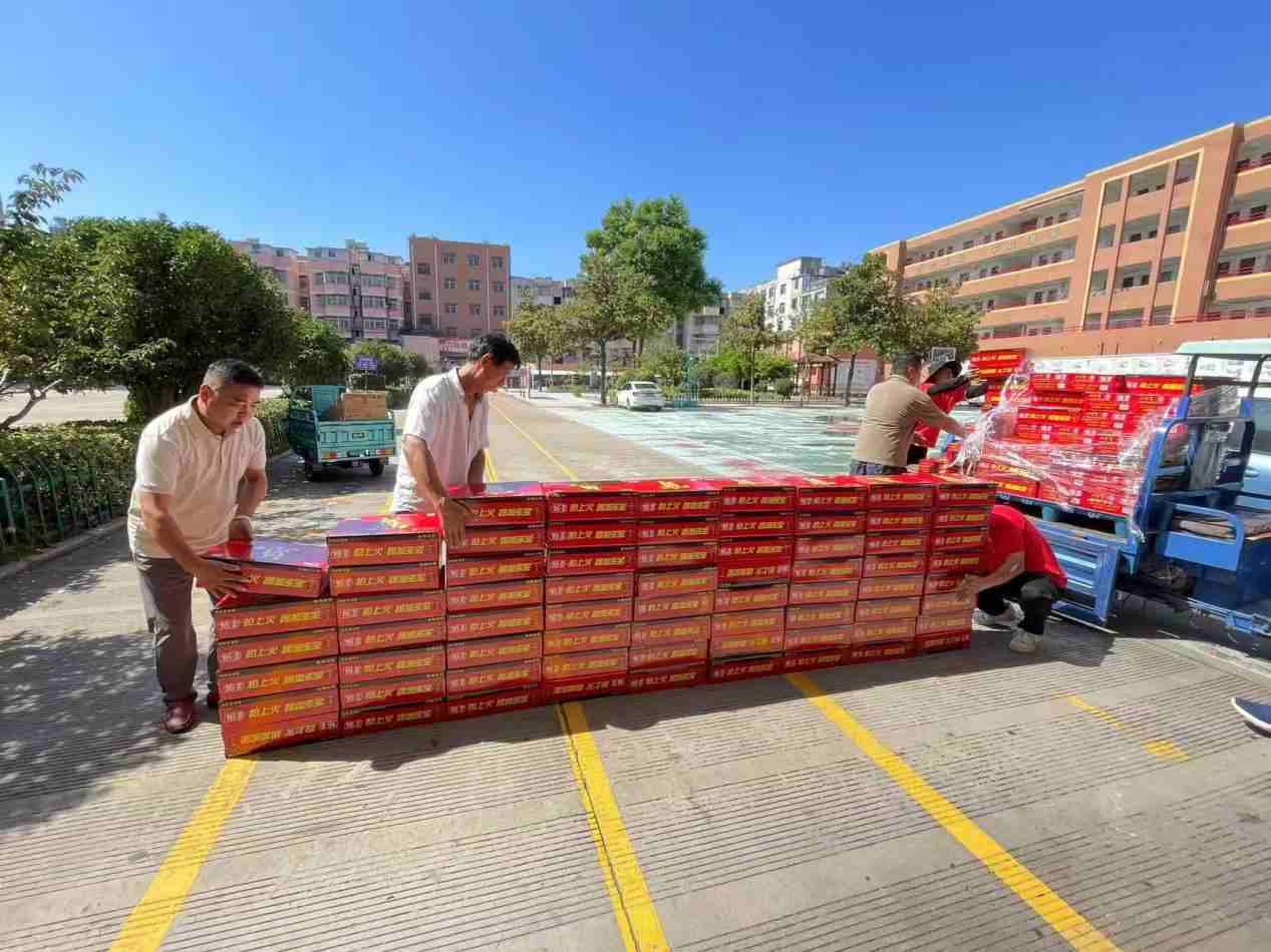 安徽省利辛县慈善协会与加多宝公司联合慰问城关二小教师