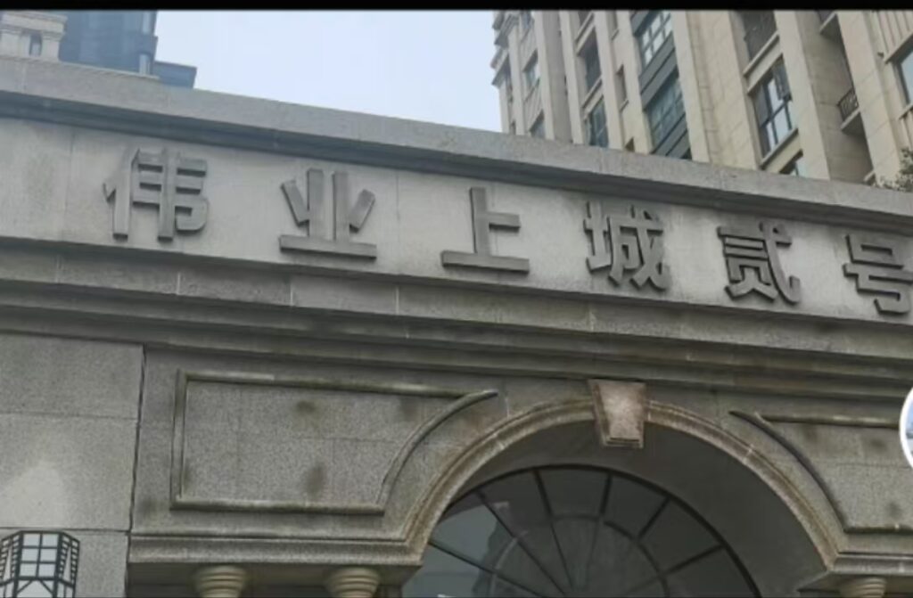 河南省郑州市业主杨女士-大雨天有家难回多次报警无果