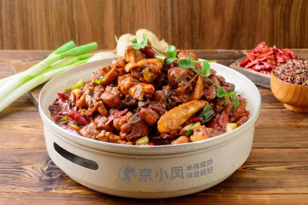 京小凤凤香型炒鸡获评“中国美食地标保护产品”生态品牌（庞国强 张苹苹）