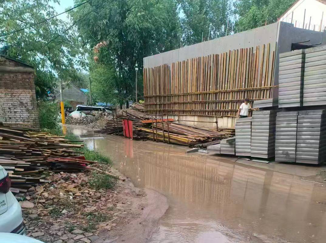河南太康县转楼镇一村民违法占用排水沟建房,举报数月无人管,两次跳楼仍未能阻止施工