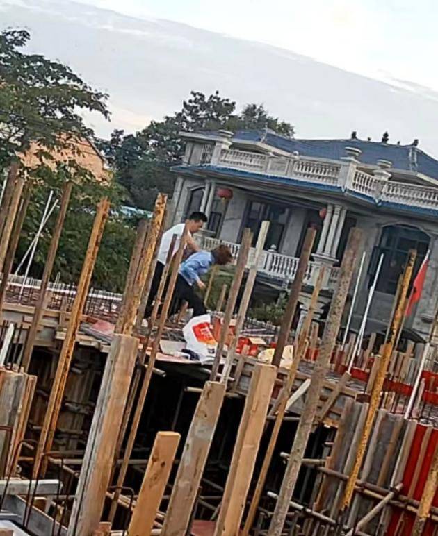 河南太康县转楼镇一村民违法占用排水沟建房,举报数月无人管,两次跳楼仍未能阻止施工