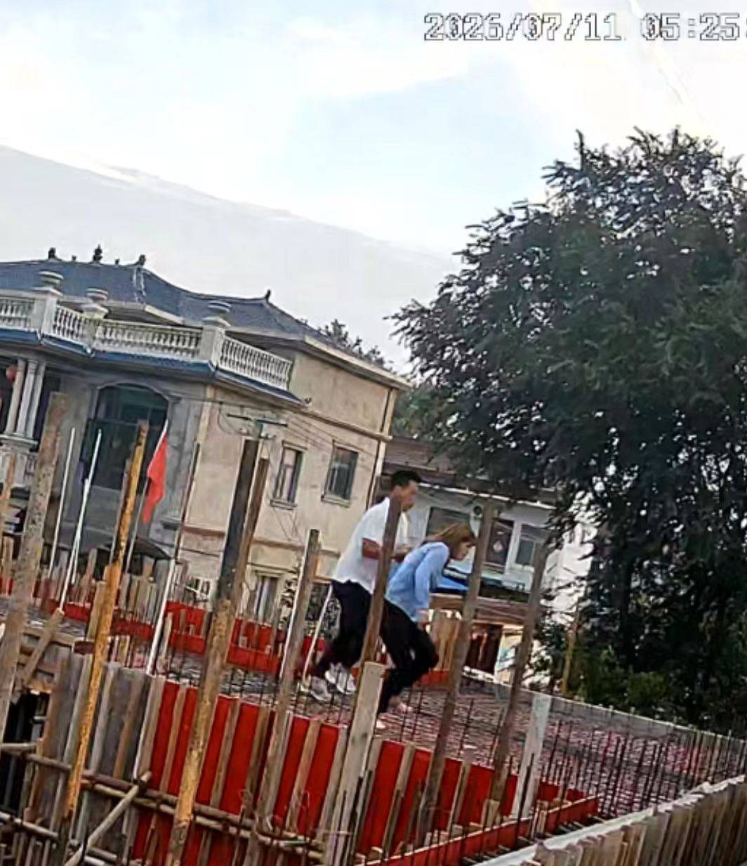 河南太康县转楼镇一村民违法占用排水沟建房,举报数月无人管,两次跳楼仍未能阻止施工