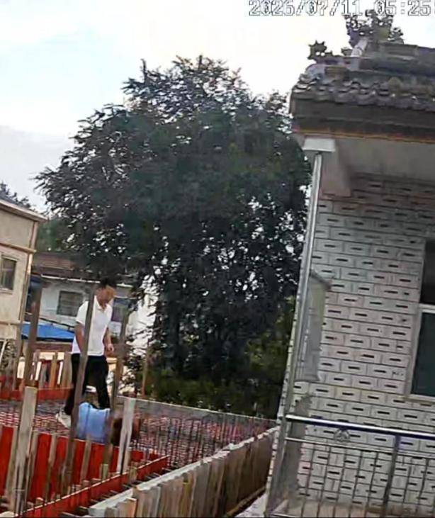 河南太康县转楼镇一村民违法占用排水沟建房,举报数月无人管,两次跳楼仍未能阻止施工