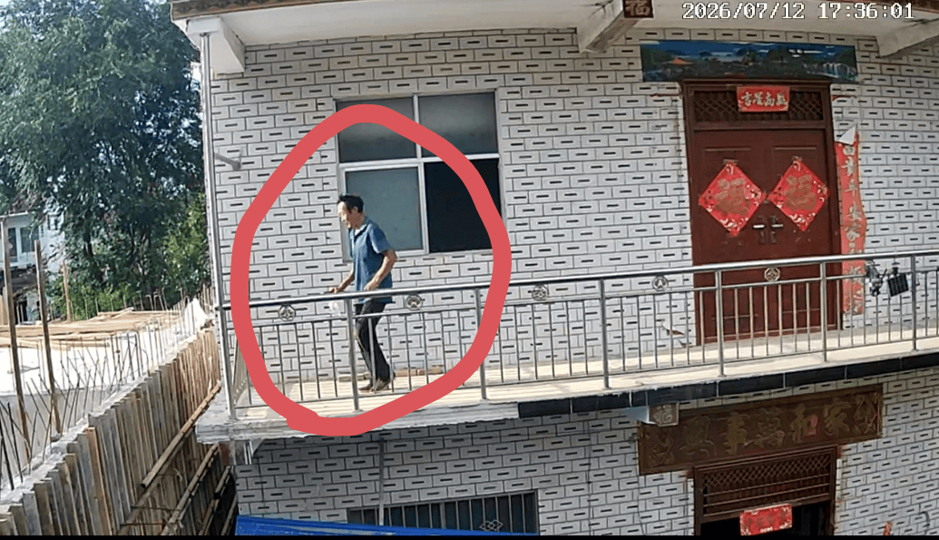 河南太康县转楼镇一村民违法占用排水沟建房,举报数月无人管,两次跳楼仍未能阻止施工