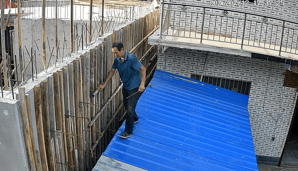 河南太康县转楼镇一村民违法占用排水沟建房,举报数月无人管,两次跳楼仍未能阻止施工