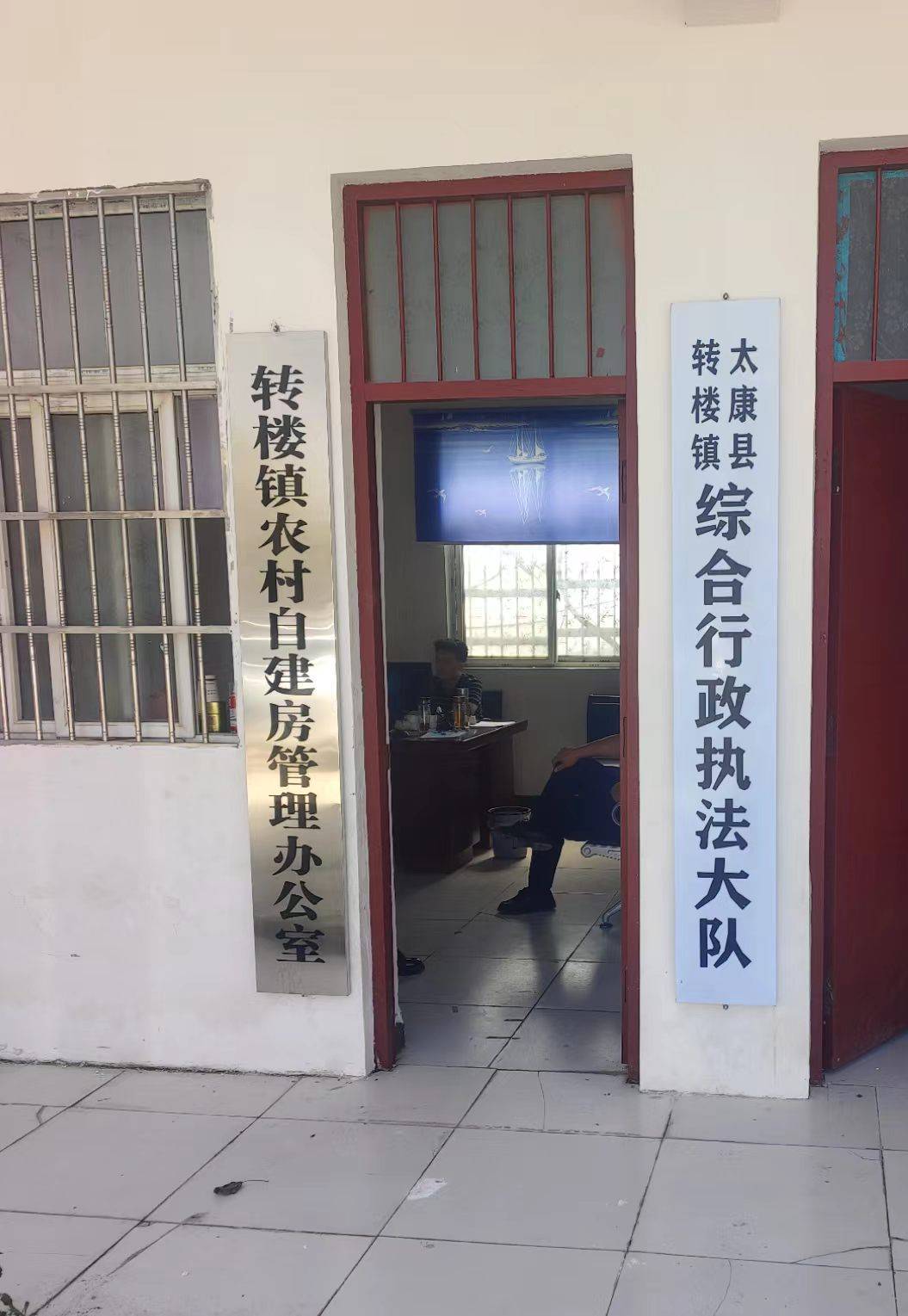河南太康县转楼镇一村民违法占用排水沟建房,举报数月无人管,两次跳楼仍未能阻止施工