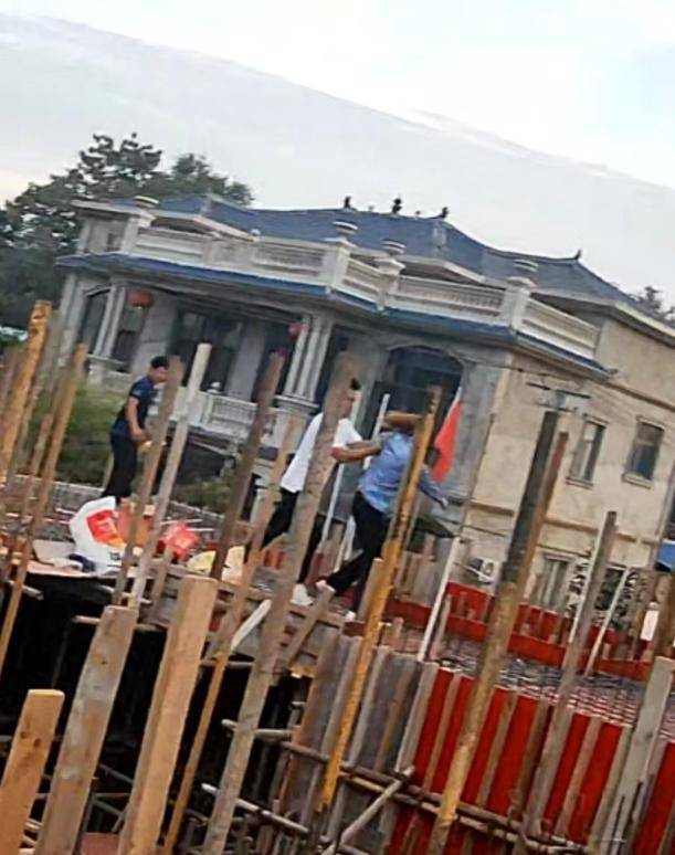 河南太康县转楼镇一村民违法占用排水沟建房,举报数月无人管,两次跳楼仍未能阻止施工