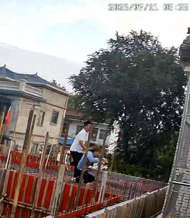河南太康县转楼镇一村民违法占用排水沟建房,举报数月无人管,两次跳楼仍未能阻止施工