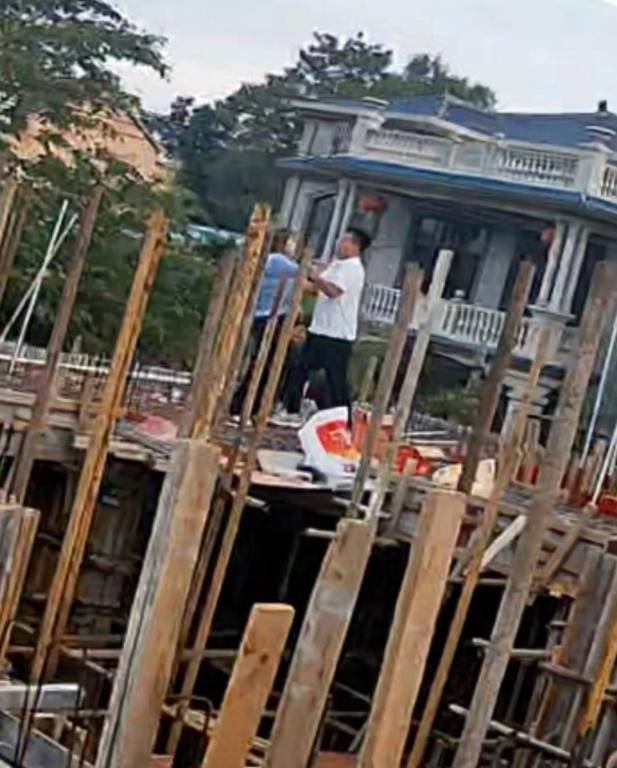 河南太康县转楼镇一村民违法占用排水沟建房,举报数月无人管,两次跳楼仍未能阻止施工