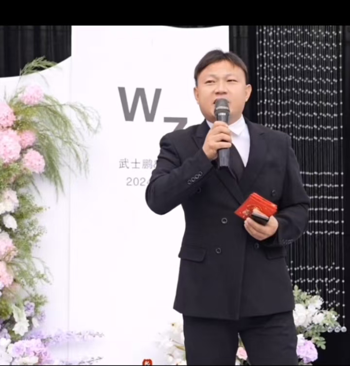 主持人张俊园：十余年舞台深耕，婚礼是强项，压轴是底气