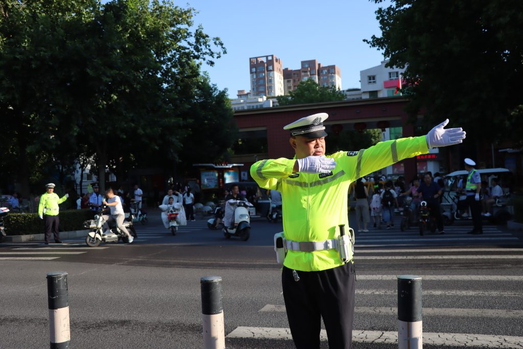 开学第一课｜交警护学岗准时上线 全力守护学子平安返校路