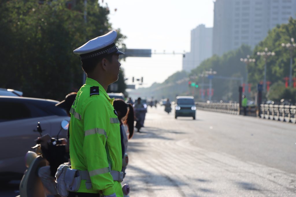 开学第一课｜交警护学岗准时上线 全力守护学子平安返校路