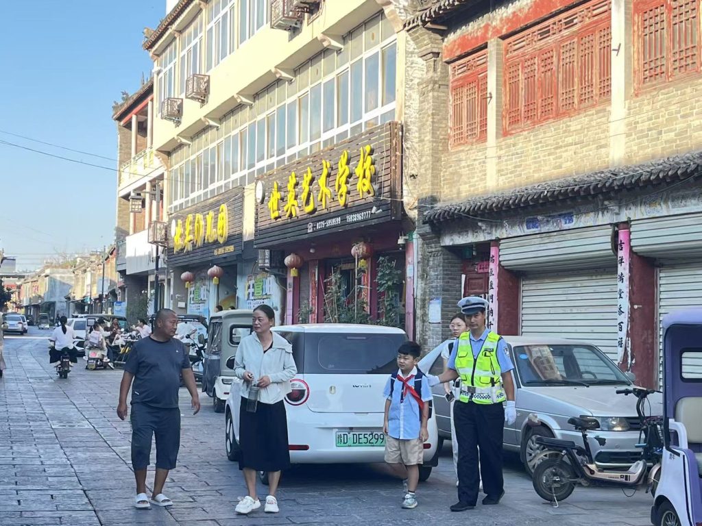 开学第一课｜交警护学岗准时上线 全力守护学子平安返校路